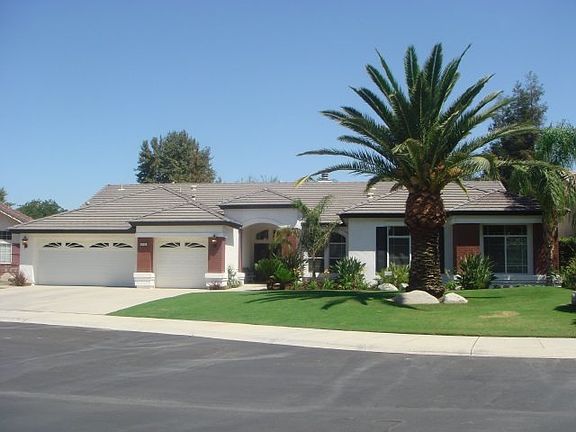 Split-wing, 3-car garage