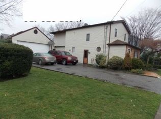 2 Walnut St, Westbury, NY 11590