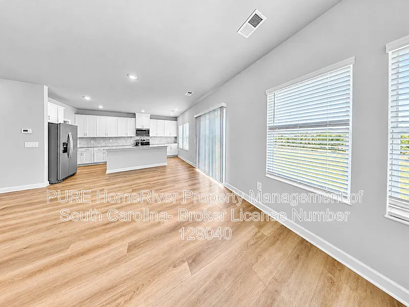 4 bed, 2.5 bath, 2479 sqft, $2,230 — Photo 4