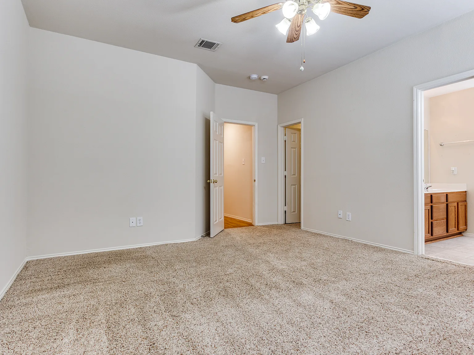 4 bed, 1960 sqft, $2,300 — Photo 4