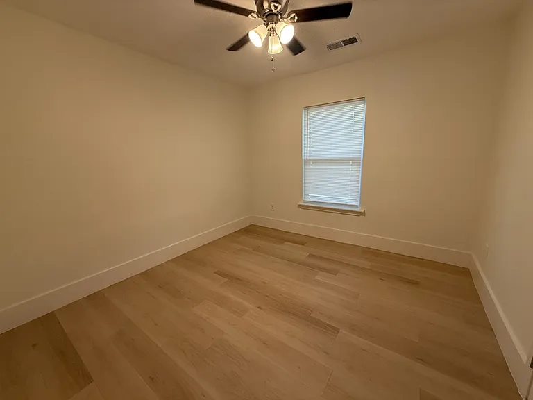 940 N Hollywood St — Photo 19