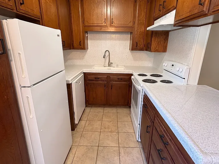 1033 Robinson Ave #14 — Photo 11