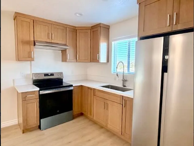 Spacious 3BR/2BA Home with Open Floor Plan, Garage & Washer/Dryer — Photo 11