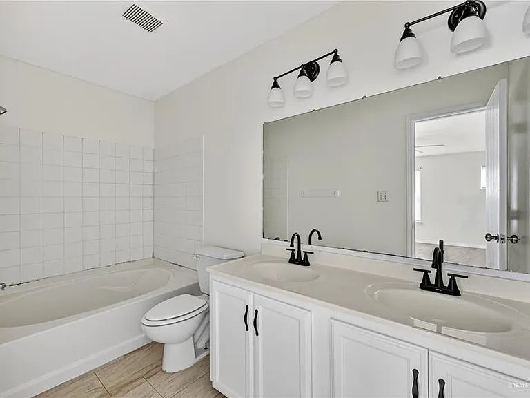 1729 W Jefferson St — Photo 12