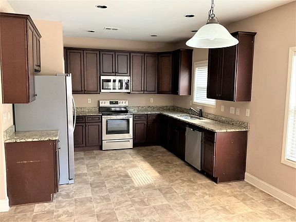 3rd image of 987 Pine Ln