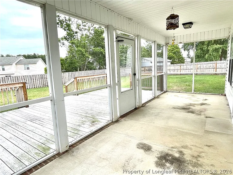 82 Essex Ct W — Photo 17