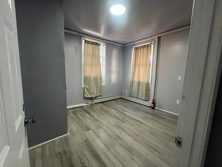 199 E Main St #4 — Photo 4
