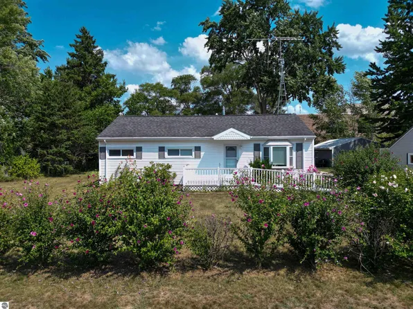 1877 Belmont Dr, Mount Pleasant, MI 48858