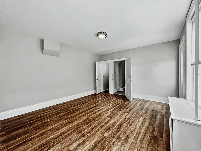 130 E Chestnut St — Photo 12