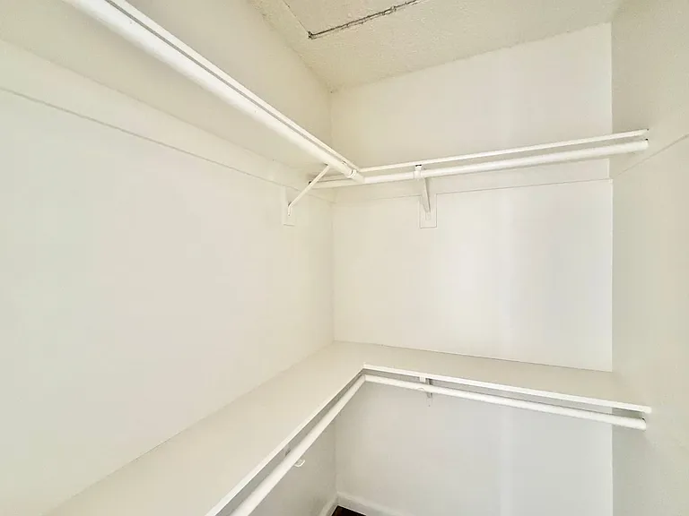 24690 Rugby Ln — Photo 26