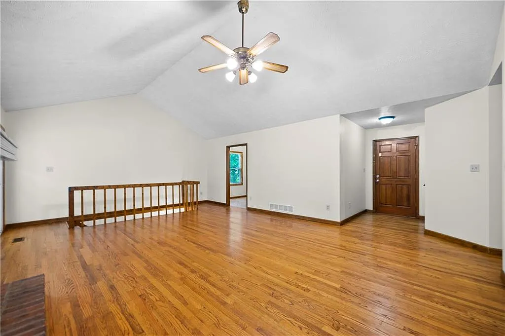 3 bed, 2.0 bath, 1946 sqft, $1,900 — Photo 3