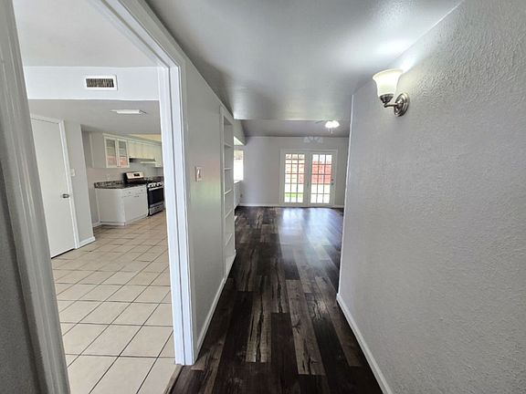 3rd image of 433 Clearfield Dr