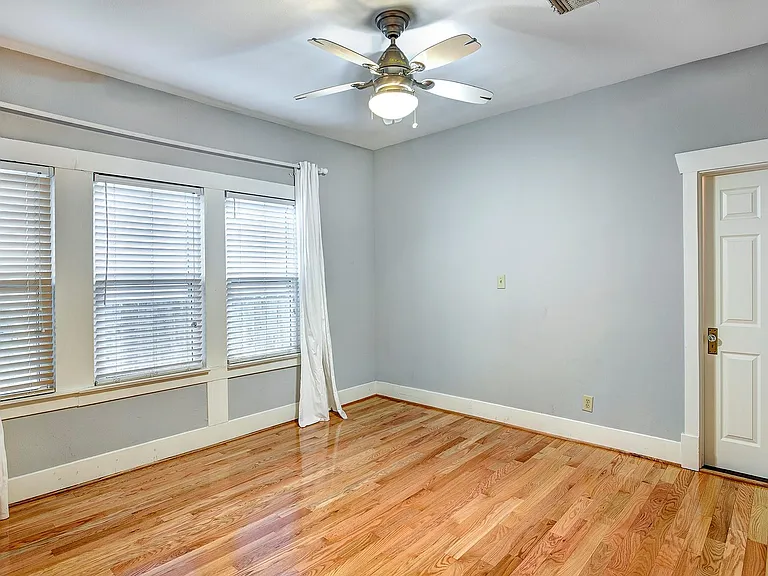 2219 Singleton St — Photo 9