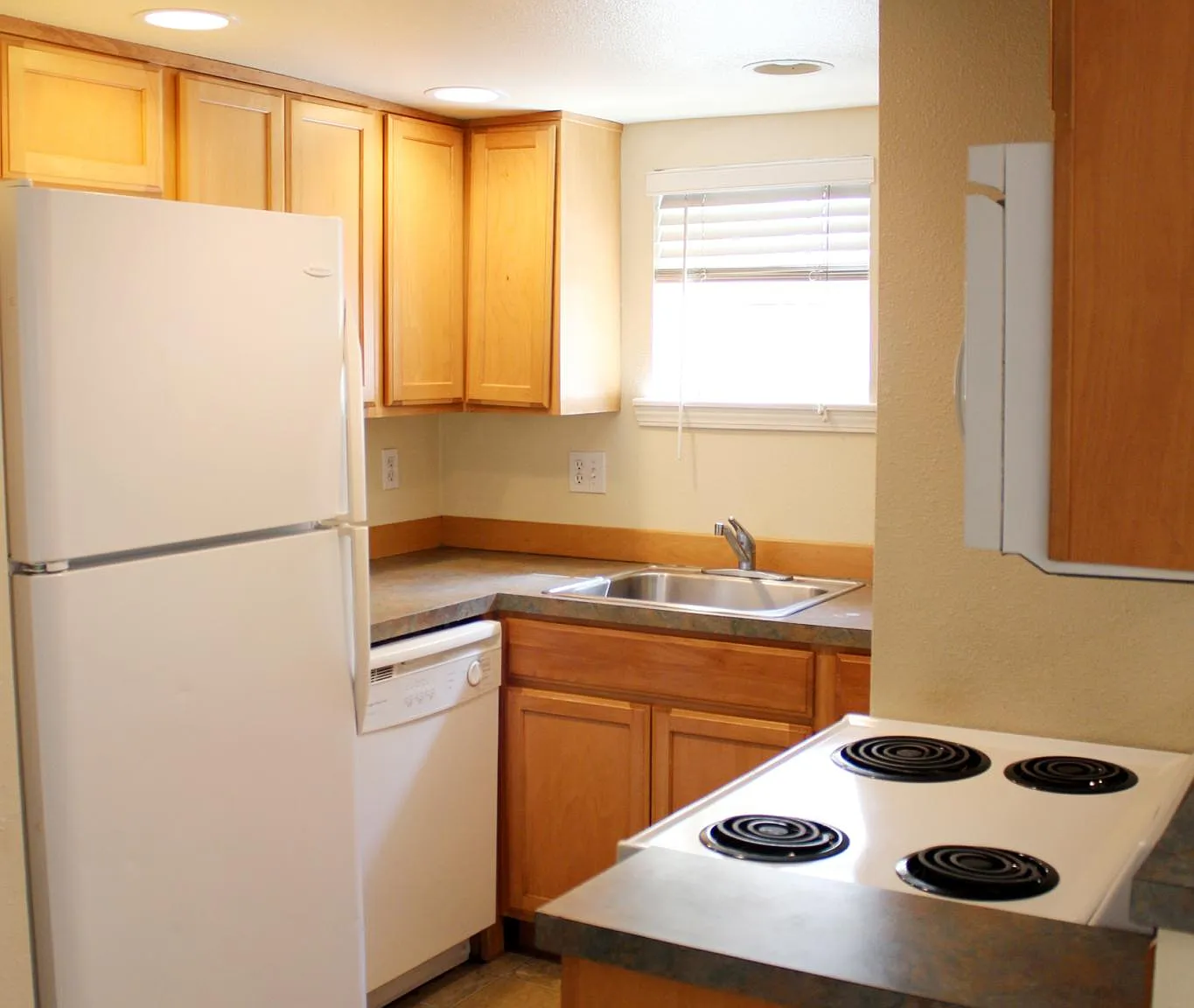 4 bed, 1016 sqft, $2,080 — Photo 2