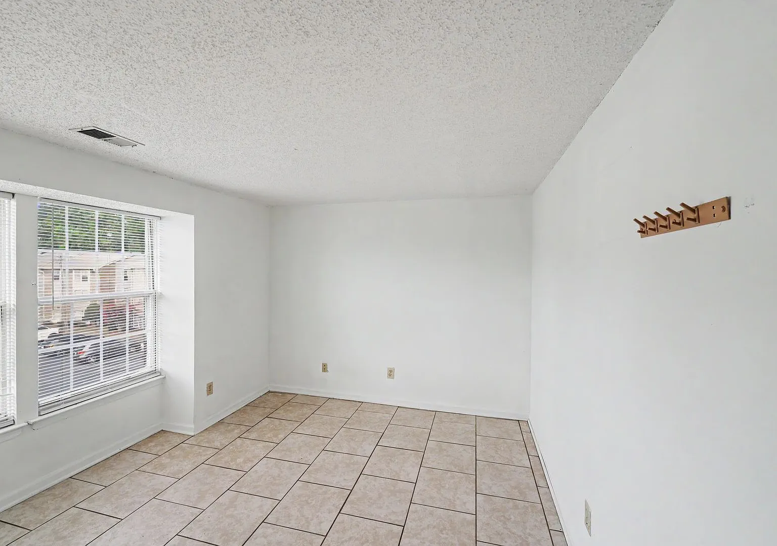 Move-In Ready 3-Bedroom Condo Near Uncc & Lynx Blue Line! — Photo 2