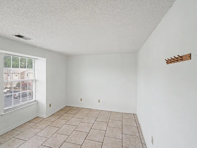 1624 Arlyn Cir #J — Photo 8