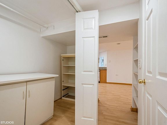 3rd image of 5618 N Artesian Ave #G