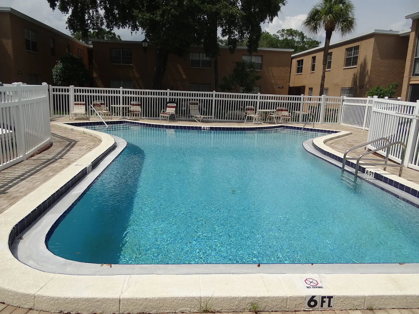 2/1 condo in central location — Photo 2