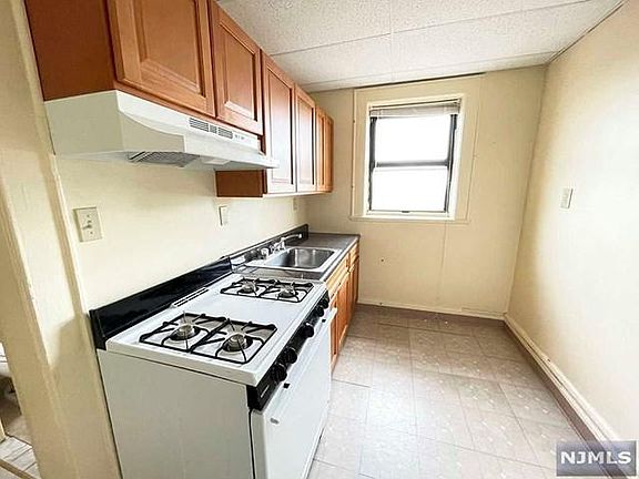 3rd image of 37 Kearny Ave
