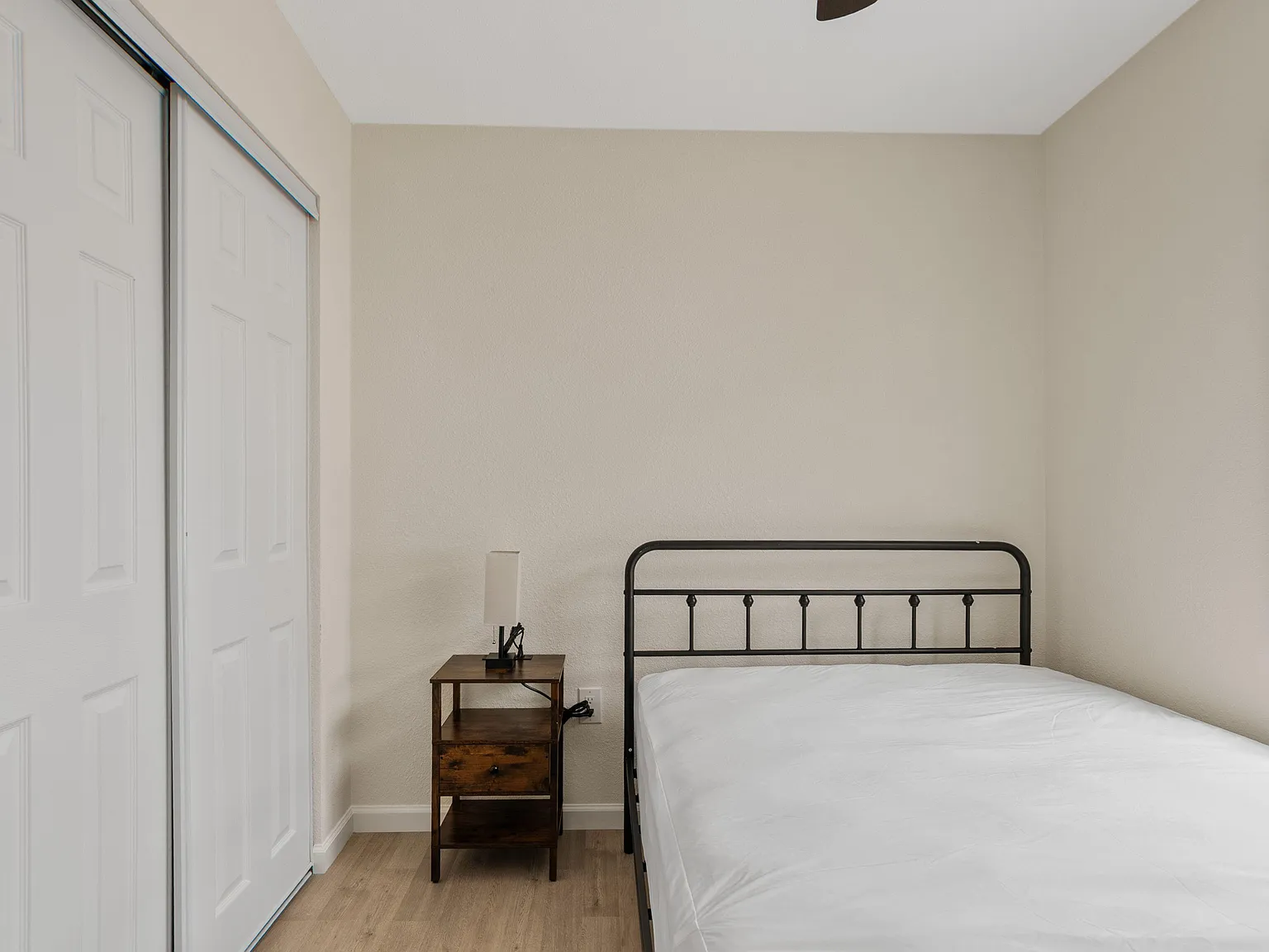 4 bed, 3.0 bath, 2300 sqft, $866 — Photo 2