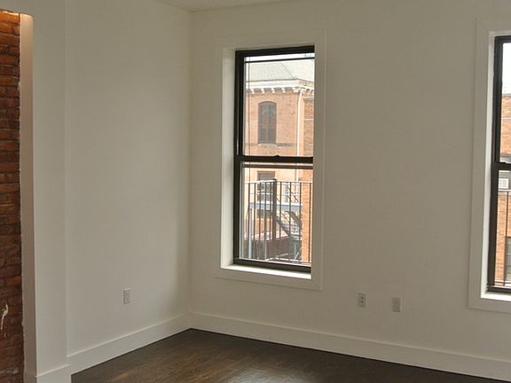 3rd image of 74 Maujer St APT 3A