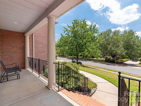 3rd image of 805 Carisbrooke Ln