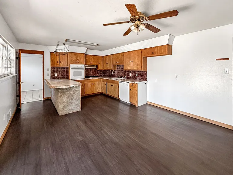 805 W Gore Ave — Photo 4