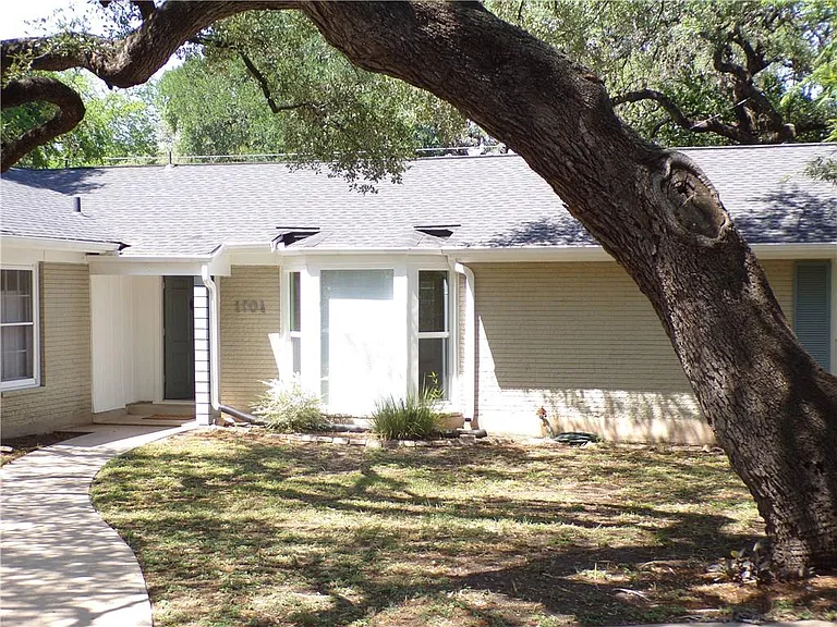 1704 Emilie Ln — Photo 20