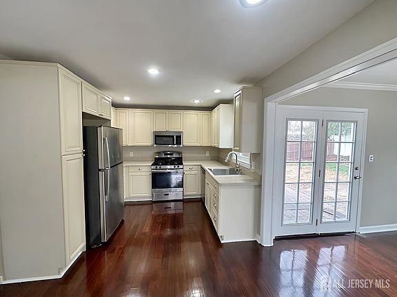 5th image of 205 Willow Dr