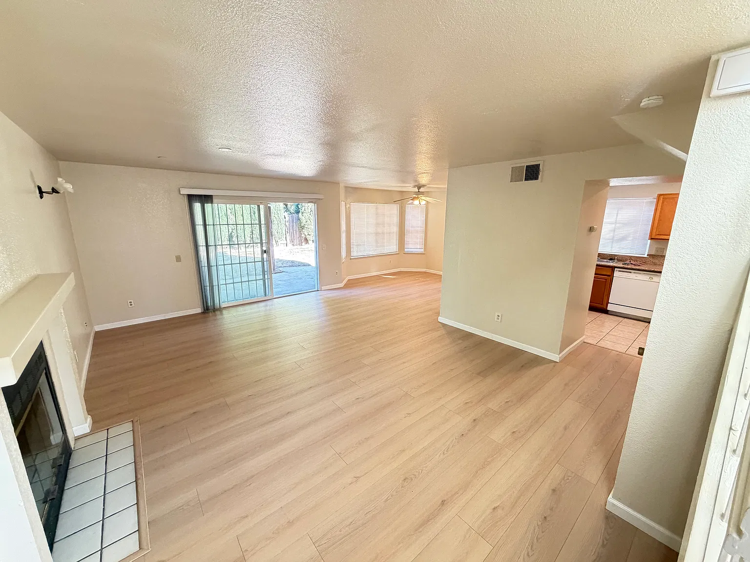 3 bed, 1264 sqft, $2,400 — Photo 3