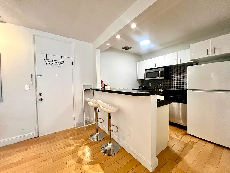 1001 7th St #202 — Photo 9