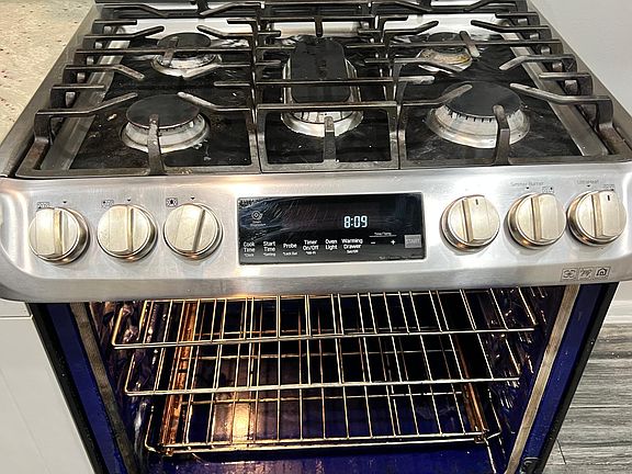 LG gas range w/ convection oven.