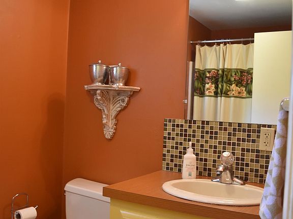 Main Floor--Full Bathroom