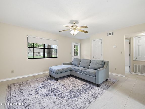 3rd image of 815 Amar St