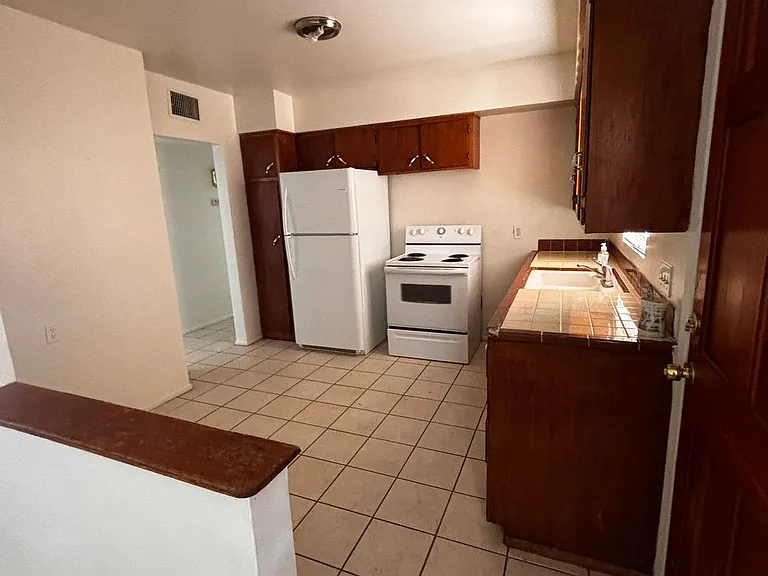 1431 W 7th Pl — Photo 7