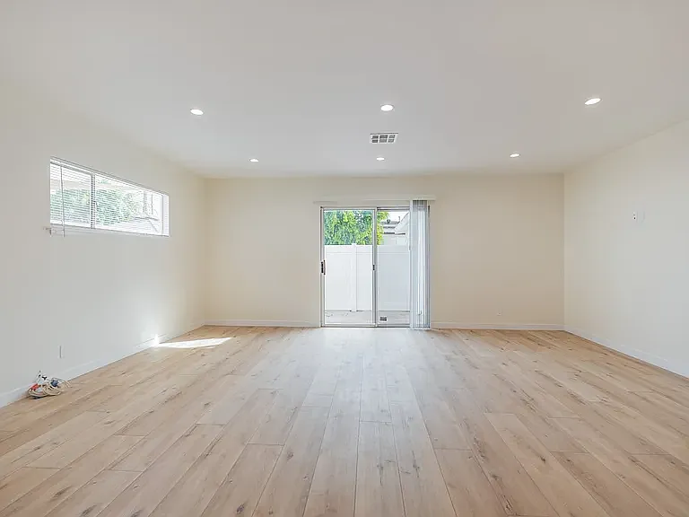 8604 Saloma Ave — Photo 5