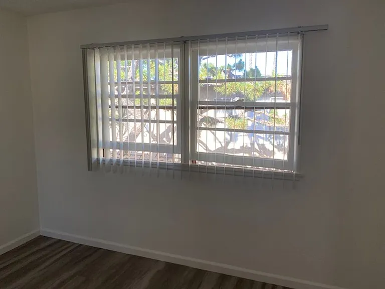 13759 Oxnard St — Photo 27