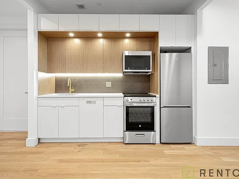 494 Manhattan Ave #405E — Photo 5