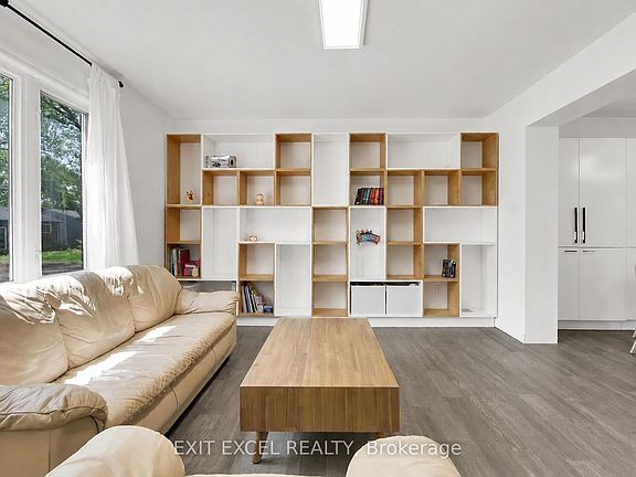 2nd image of 25 Uxbridge Cres
