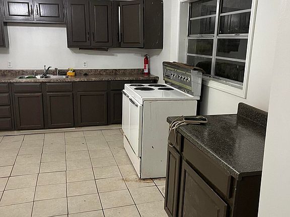 4th image of 522 E Railroad St