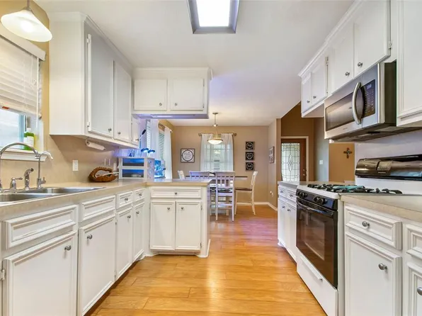 123 Silverbell Cir, Lake Jackson, TX 77566