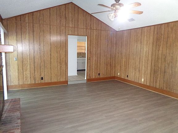 3rd image of 812 Maplewood Ln