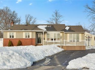 5 Brook Cir, Islip Terrace, NY 11752