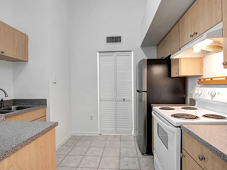 920 Villa Cir — Photo 13
