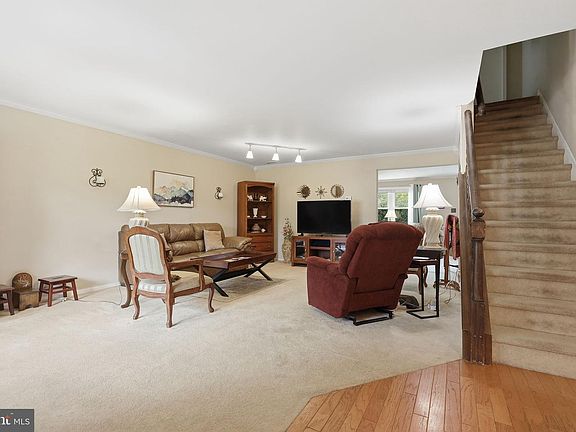 4th image of 326 Tall Meadow Ln