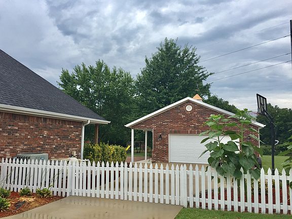 Detached Garage/Shop