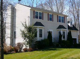 15 Wilshire Ln, Cranston, RI 02921