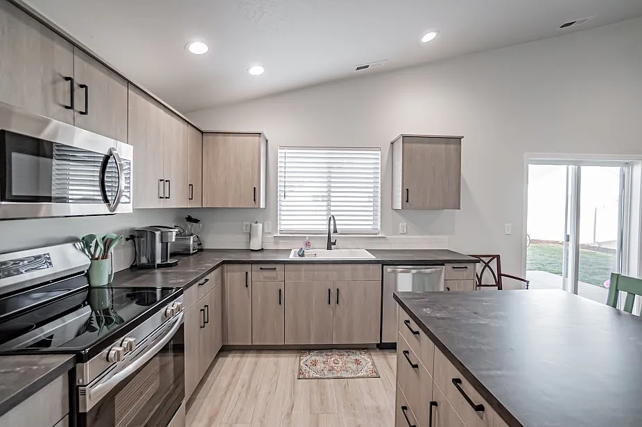 4 bed, 2025 sqft, $5,500 — Photo 3