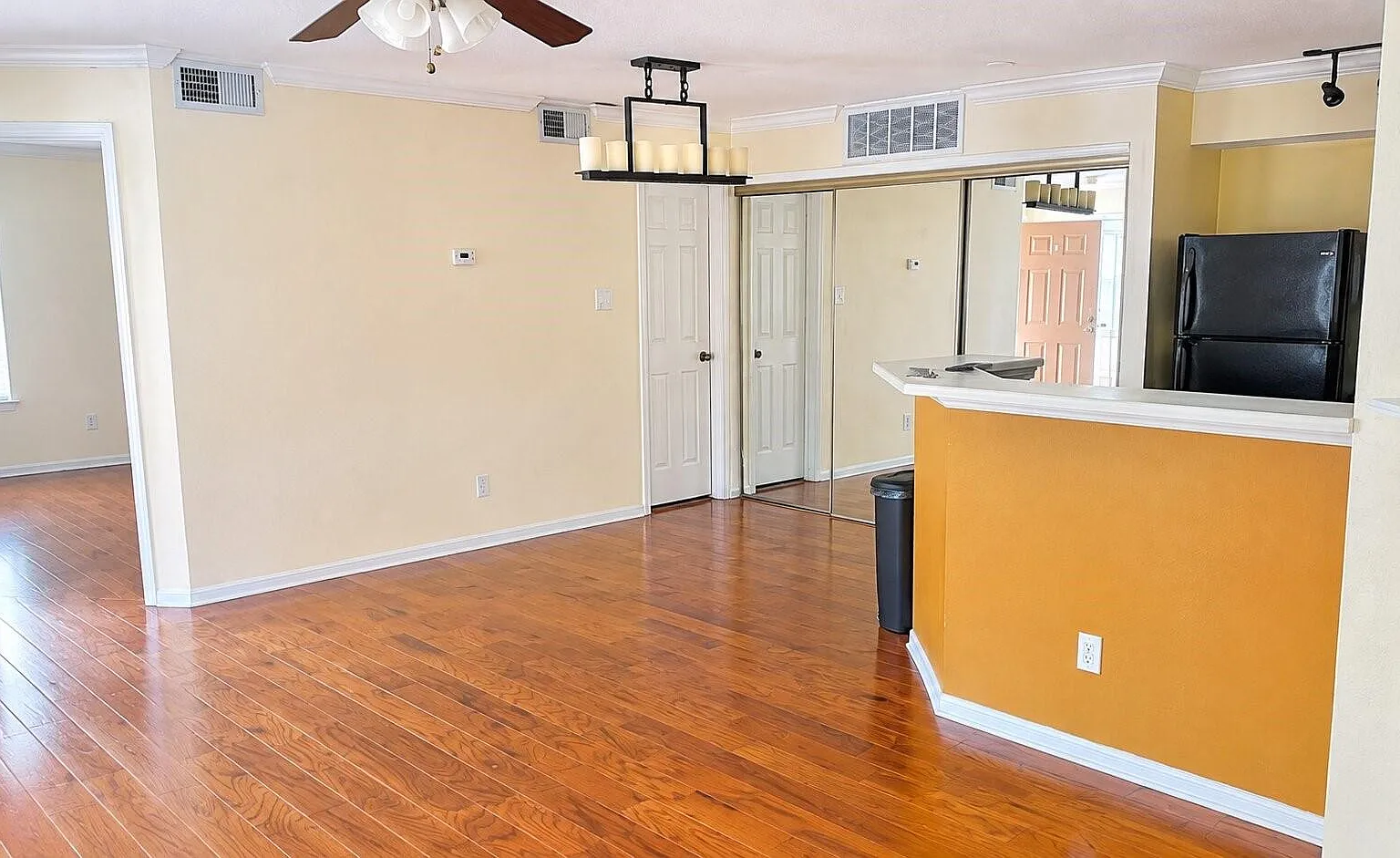 1 bed, 1.0 bath, 838 sqft, $1,390 — Photo 1