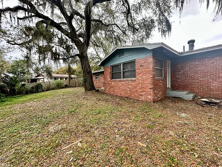 1317 Cambridge Dr — Photo 25